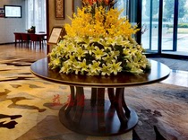 The Hotel Lobby Flower Desk Sales Office of the Feng Shui Terrace shows the Taiwan Affairs Office Public Grand Roundtable Modern solid wood end View House