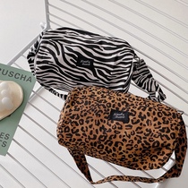 South Korea children's clothing 2021 autumn and winter new girls messenger bag Joker children's foreign style BAO WEN zebra pattern bucket bag tide