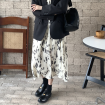 Lu Xiaotuan black thin shoulder strap floral slip dress 2022 early autumn new style gentle sweet cover belly appear thin long skirt woman