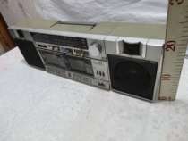 7 80s Old recorder and video props shop window to display nostalgic collection