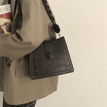 Hong Kong small bag women 2021 new niche fashion wild underarm small square bag leather shoulder shoulder bag