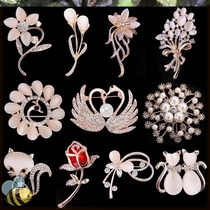 Neckline artifact brooch Japan and South Koreas new all-match luxury rhinestone corsage clothes anti-glare cats eye buckle needle 2021