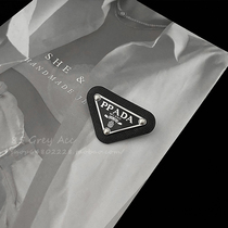 In 2023 the new letter triangle high - grade bra needle female high - sensation design exquisite suit chest pin