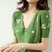 Beauty burst He Sui with the same summer thin section ice silk knitted short-sleeved top V-neck flower embroidery retro fresh