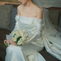 Satin high-end wedding dress main yarn shoulder long sleeve new bridal tour tailed French welcome dress