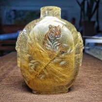 Natural crystal blonde crystal snow just inside the painting snuff bottle The wind of the King