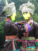 The Dong ethnic bright cloth clothing Guizhou minority men and women perform costumes and costumes for the daily life of the Miao ethnic Miao ethnic group