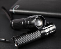 Outdoor riding strong light flashlight Telescopic focus strong light LED flashlight 3-speed aluminum alloy flashlight send battery