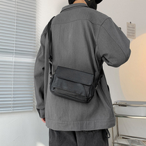 Find the old Chains Sloping Satchel Satchel mens new backpacks Day of leisure 100 lap single shoulder bag mens trendy leather bag