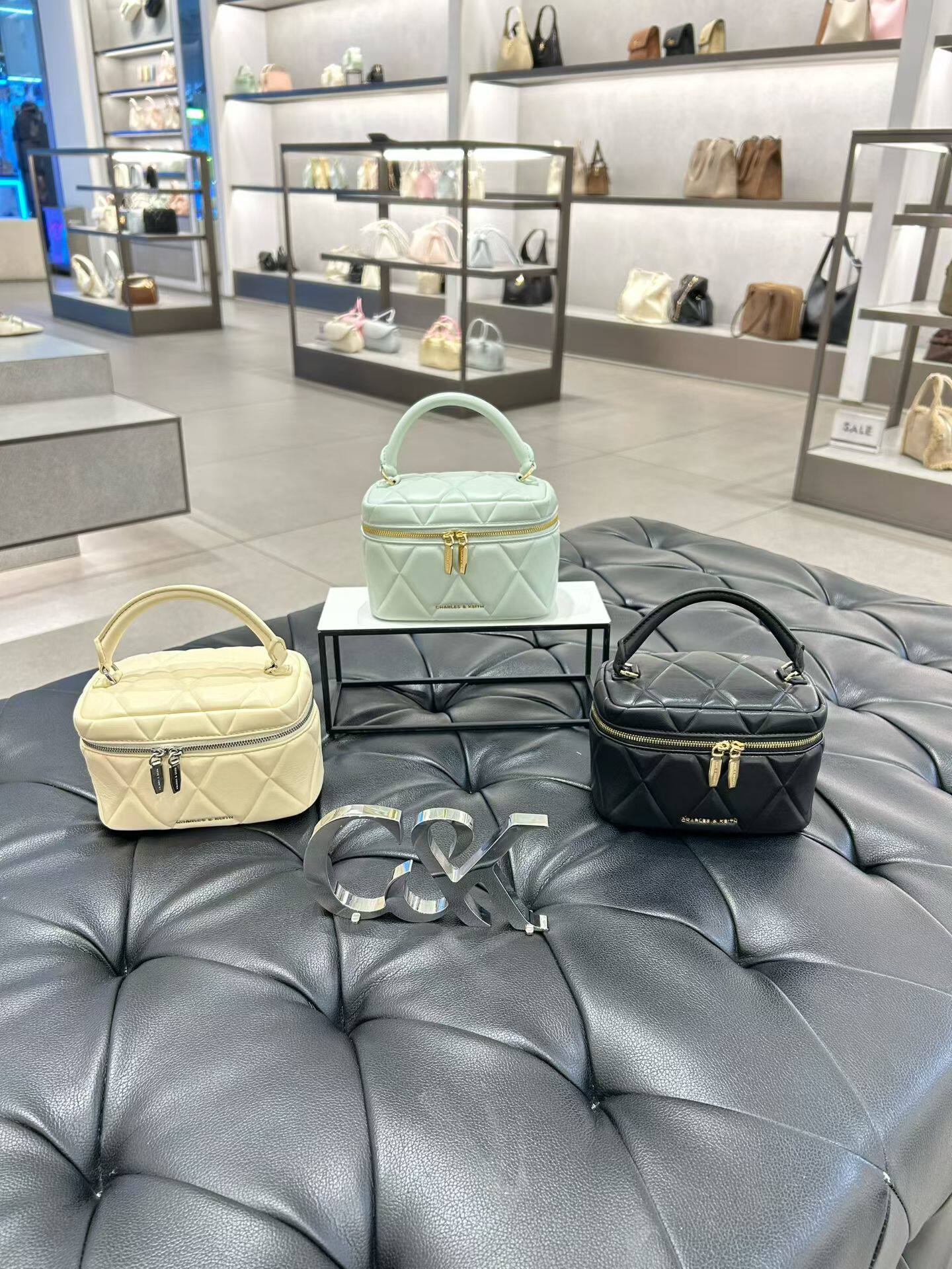 新品 小CK ハート 菱格 チェーンバッグ ホワイト Charles and Keith 