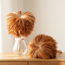 At the beginning of the art the primary color rooster feather duster does not shed hair household car dust duster gap cleaning dust-sweeping artifact