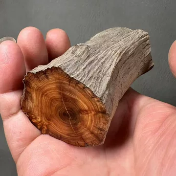 値下げ！送料無料！貴重　香木　ヤーバイ　崖柏　中国太行山　高油　高光沢度　ゴールド　キーホルダ　木彫　癒す　パワー　8×5ｃｍ 彫刻 崖柏（ヤーバイ） お坊さん 仏像 自然木 銘木 ヤーバイ