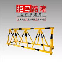 The guardrail for blocking people and vehicles can be moved to customize the anti-collision facilities of the gas station. The safety barrier at the gate is rejected by the horse.