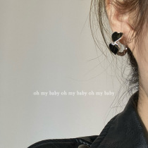 No earhole can also wear a black loving-shaped circa ear clip without earbuds 100 hitch a sweet and hot girl