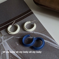 No earholes can also wear a Korean blue and white matt circle ear clip 100 hitch a temperament brief and windy