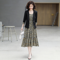 Small suit dress floral dress female two-piece 2021 new professional womens clothing light luxury skirt spring and autumn