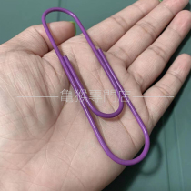 Larter paper clips can be used to decorate canvas bags.