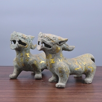 Beijing imitated ancient bronzes with wrong golden leopard Feng Shui Feng Feng Shui beasts a pair of ancient and playful collection upscale soft decorations pendulum pieces