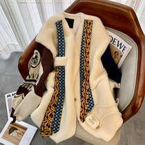 Small fragrant wind lamb stitching coat female 2022 new autumn and winter design feeling small thick plush short coat female