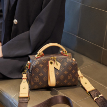 Womens bag 2021 new foreign style niche senior wide shoulder strap portable crossbody soft leather Boston pillow bag