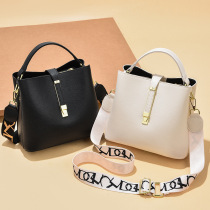Shanghai spot warehouse Qingpu district outlet discount official website 2021 new large capacity crossbody casual bag female