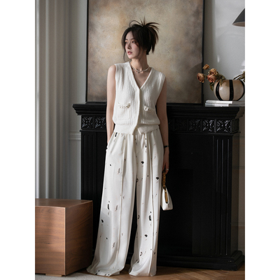 taobao agent White small design cardigan, knitted vest, french style, V-neckline, trend of season, with sleeve