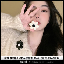 Jennie same small fragrance retro flower brooch brooch black and white little flower tea blossom pin chest suit accessories