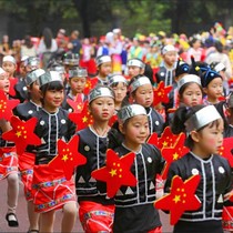 The sports meeting entered the creative props the opening ceremony the chorus the childrens primary and secondary school students dance