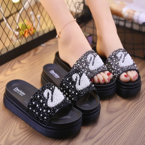 In the summer of 2021 the new female Pearl Little Swan sandals and slippers are worn at home.