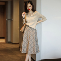 Early autumn new commuter light luxury womens high sense temperament goddess fan knitted sweater skirt light cooked two-piece suit