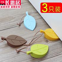 The girl who lives alone goes out to stay in the hotel.