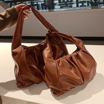 Large capacity bag female 2021 new fashion niche shoulder underarm bag autumn and winter Joker cloud bag