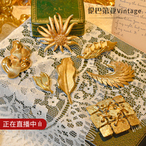 Live special shot Lombard vintage brooch solitary jewelry Middle brooch carved design Private shot invalid