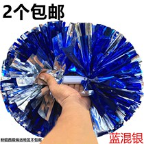 Flower ball cheerleaders take a pair of flowers in their hands and shoot two flower la la flower balls for primary school students to perform large hand-held flower balls