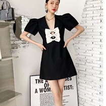 2021 summer simple commuter foreign air dark V-neck bubble sleeve age age retro A light luxury dress short dress