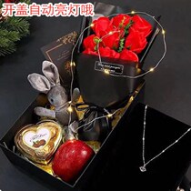 Christmas gift to girlfriend Christmas Eve snake Apple with hand gift rose bouquet gift box creative tremble