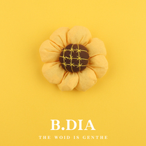 One move to the head sunflower badge chest needle Japanese cute belle pin personality cartoon chest packaging decorative woman