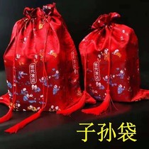 The children and grandchildren of the children and grandchildren in the bags of red dates peanuts longan Lotus the bride holding the handbag