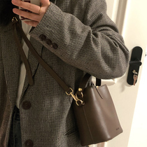 Counter Joker crossbody bag female 2021 New Tide fashion retro bucket bag design shoulder Hand bag hat
