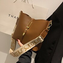 Wide shoulder strap small bag 2021 New Tide autumn winter senior sense womens bag retro shoulder bag versatile crossbody bucket bag