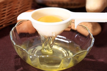 Egg separator Egg white egg yolk separator Egg separation Egg protein egg liquid filter Egg leakage Egg long handle egg separator Household