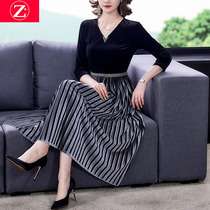 Autumn women 2021 New V collar gold velvet dress high-end temperament noble lady age age stitching pleated skirt