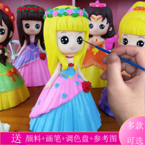 Childrens handmade DIY production of toys vinyl plaster dolls coloring coloring vinyl piggy bank painted white embryo
