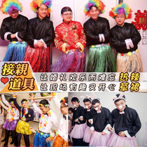 Marriage game to pick up the game props stop the door dress big battle grass skirt tricky groom groom best man hula skirt