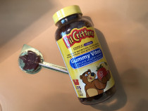 Canada lilcritters bear sugar baby multivitamin gummy children VC in the way
