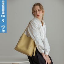 Bucket bag womens summer 2021 new light luxury simple shoulder messenger large capacity bag commuter high-end soft leather