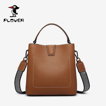 Woodpecker head layer cowhide bag female 2021 new bucket bag popular shoulder portable messenger bag large capacity