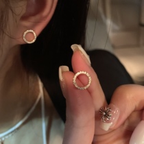 Thieves good-looking small and exquisite earrings female niche design sense earrings female high-end sense earrings 2022 new trend