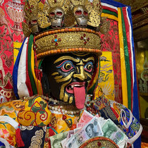 Tibet Lhasa Zaki S Zhajiram offers wine for Buddhist robes gold brush gold Tibet Fortuna Temple