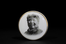 During the Cultural Revolution. Chairman Mao with an octagonal hat porcelain stamp bag Old Fidelity genuine commemorative badge badge collection